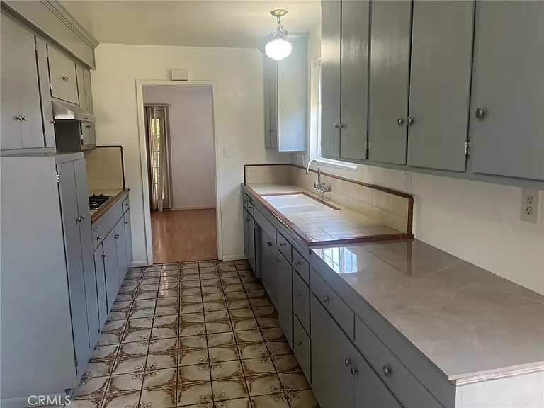 536 Sandsprings Dr — Photo 11