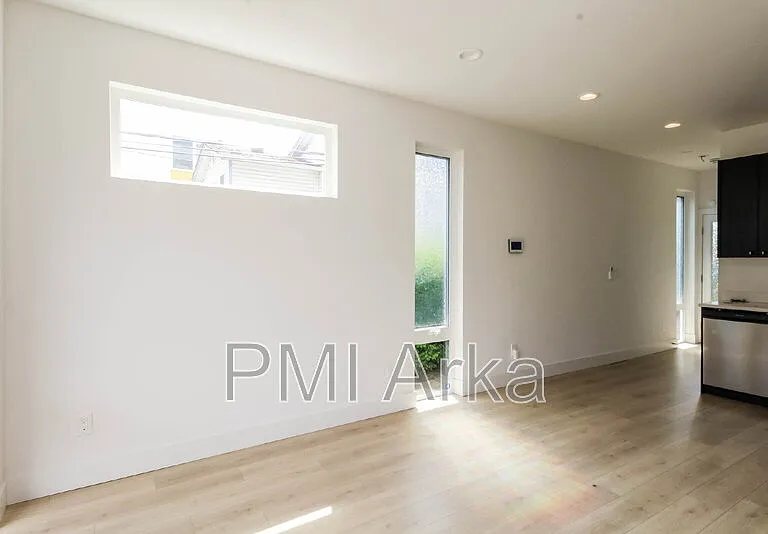 909 28th Ave S #C — Photo 2
