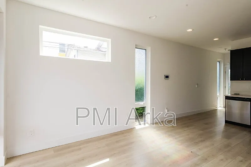 Building Photo - 909 28th Ave S #C