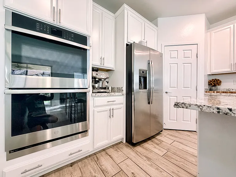 Double ovens + all stainless steel appliances