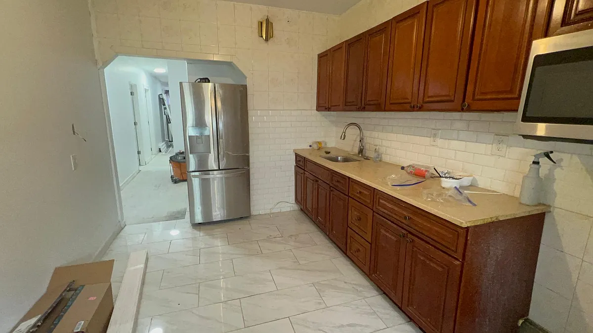 Building Photo - 679 E 223rd St #1