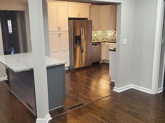 Photo walking in entry door