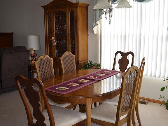 5th image of 1105 Trowbridge Ln