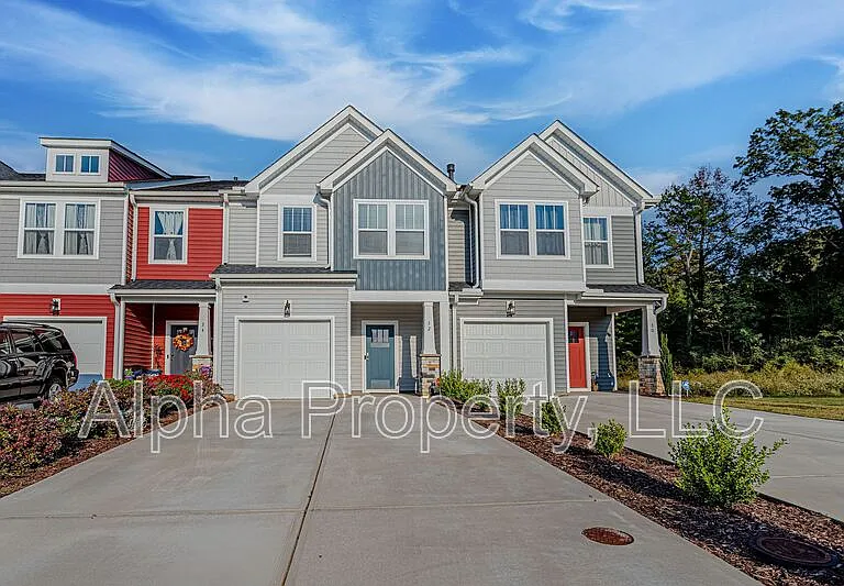 32 Mardale Ln — Photo 1
