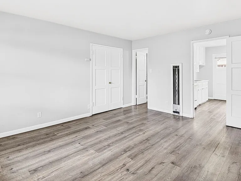 445 W 15th St — Photo 9