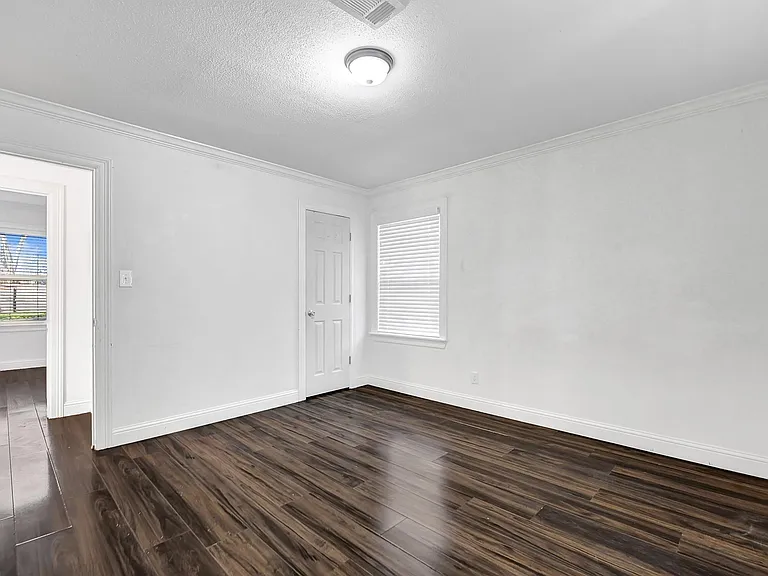 1301 Avenue I — Photo 12