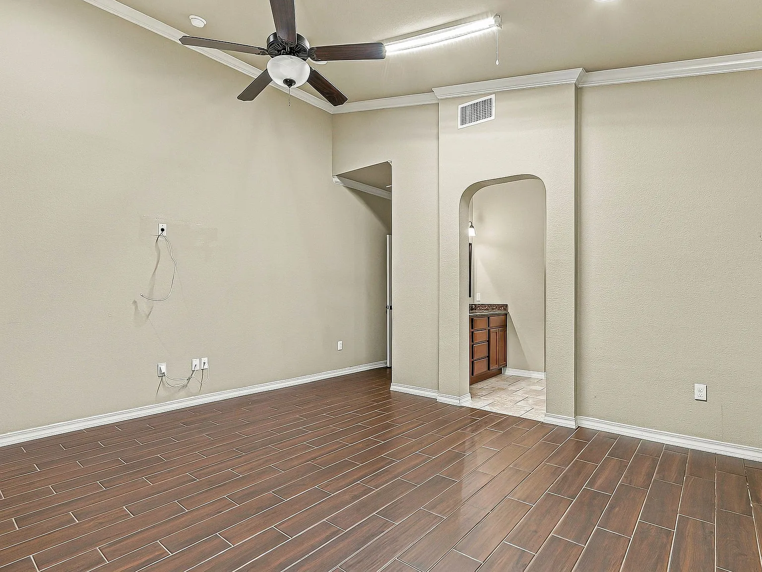 4 bed, 1881 sqft, $2,400 — Photo 3