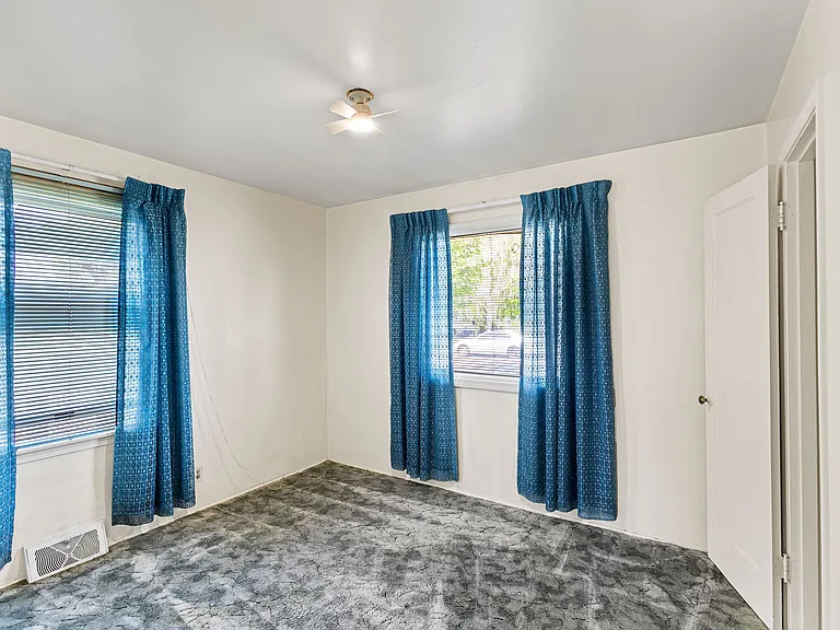 320 Clifford St — Photo 8