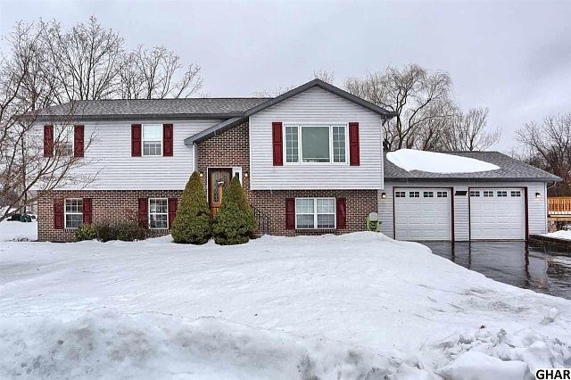 1st image of 11 Stillwater Cir