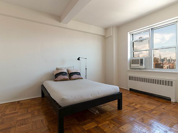 4th image of 550 Grand St APT J12c