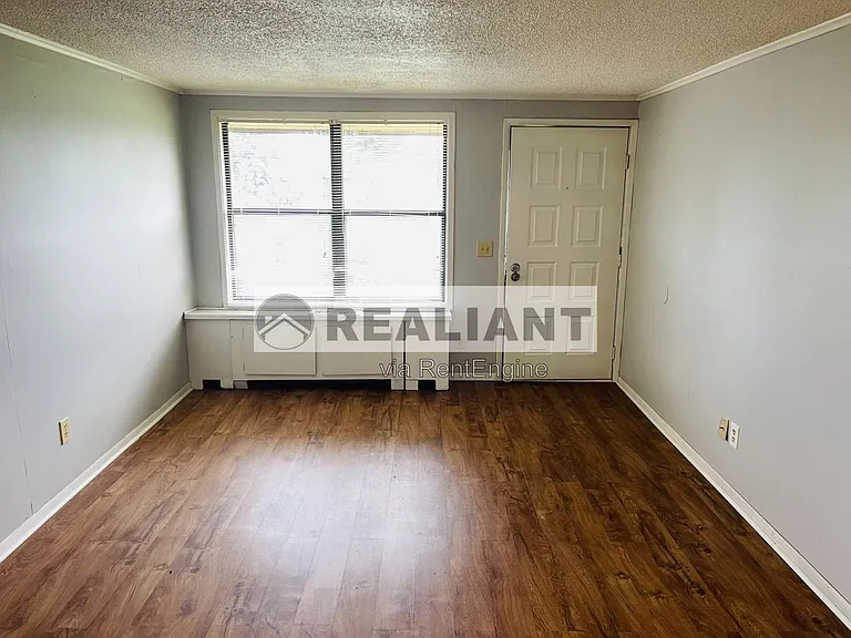 405 Amhurst Dr — Photo 4