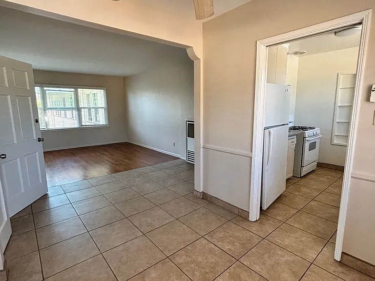 1000-1050 E San Antonio Dr — Photo 20