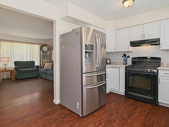 4th image of 1590 Dawn Ave