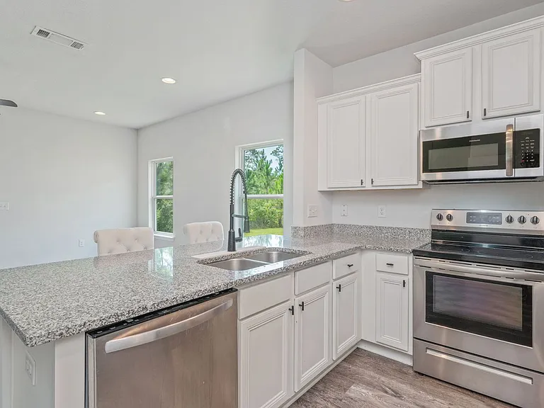 146 Crossing Lane F Santa — Photo 11