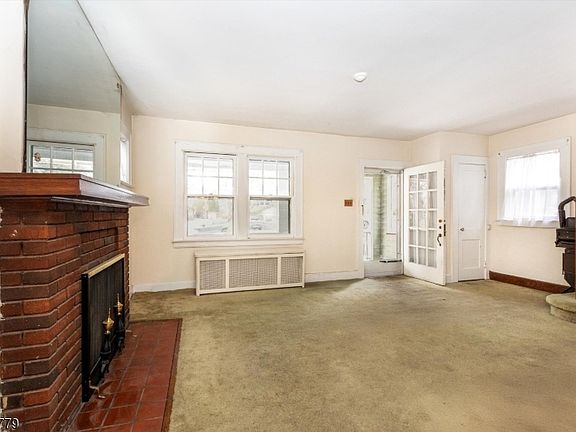 4th image of 105 Midland Ave