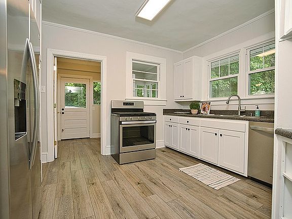 5th image of 333 Cambridge Ave W