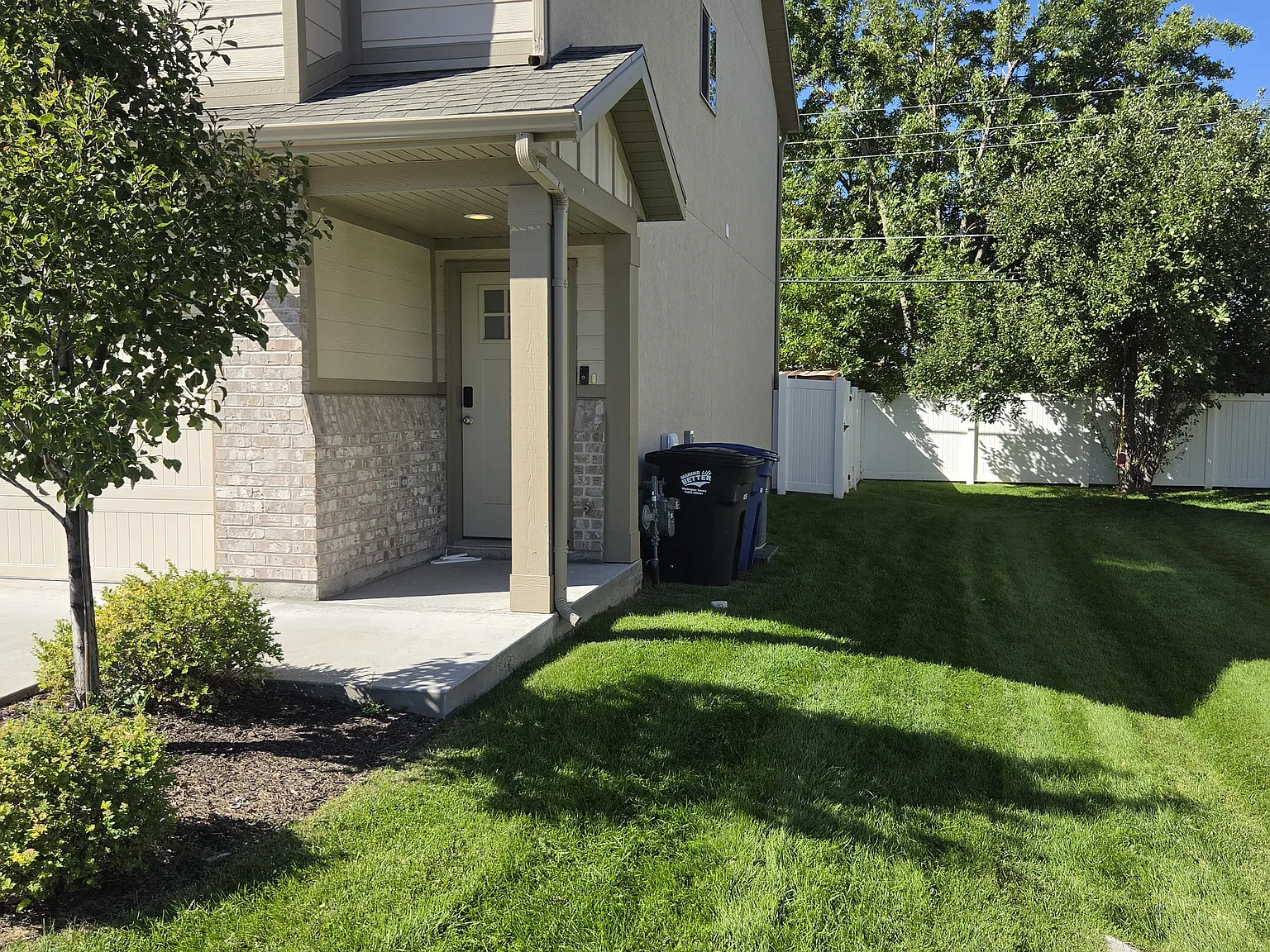 3 bed, 2.5 bath, 1400 sqft, $1,950 — Photo 3