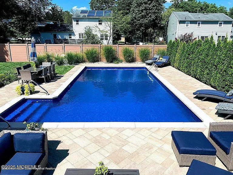 1204 Holly Pl — Photo 2