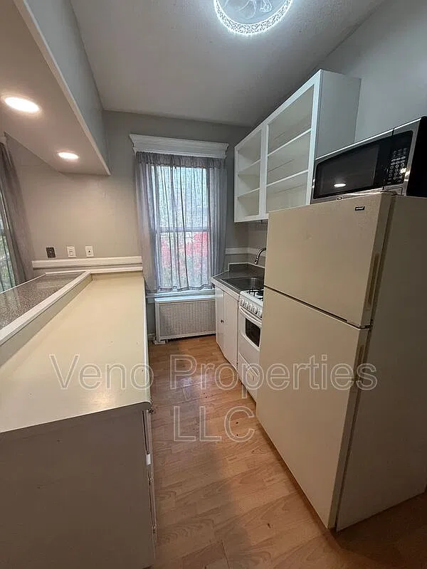 1 bed, 1.0 bath, $1,350 — Photo 2