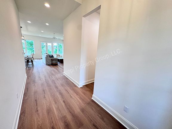 3rd image of 721 Primrose Dr