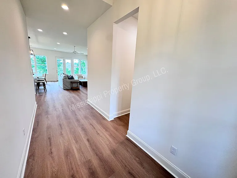 721 Primrose Dr — Photo 3