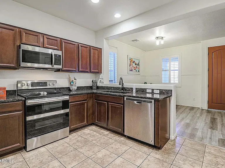 2896 N Claire Dr — Photo 2