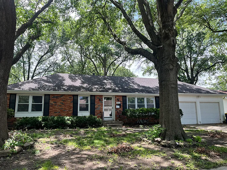Elmwood Dr — Photo 9