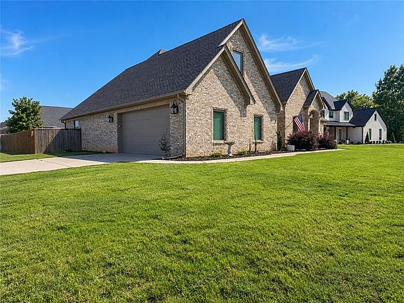 3rd image of 5305 Bentwater Dr