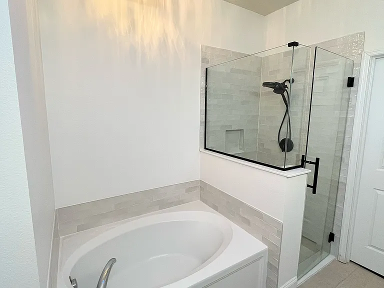 Fully renovated primary ensuite.