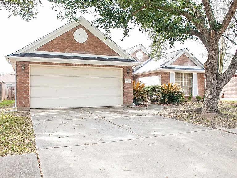 6223 Newbury Dr — Photo 2