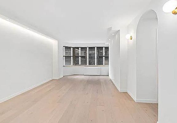 4th image of 77 W 55th St APT 6C