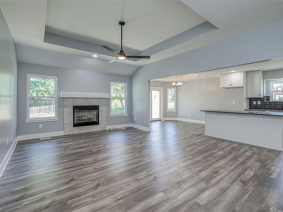 3rd image of 624 SE Greenridge Ct