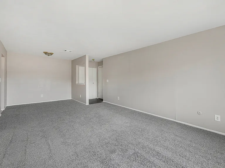 Midtown Square Apartments — Photo 25