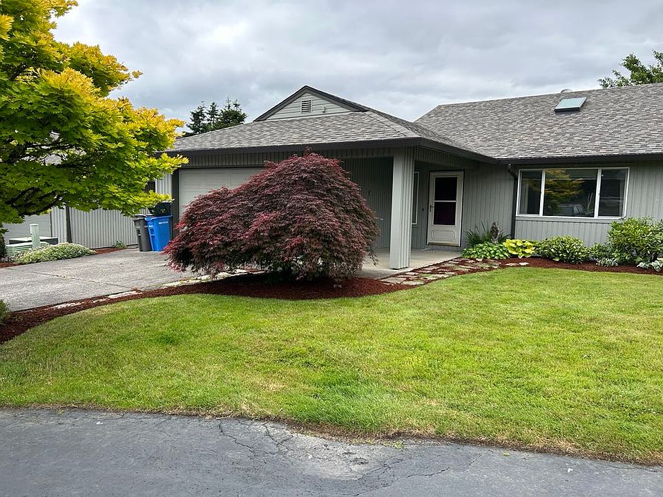 Front yard and entrance of 13400 NW 14th Ave #A Vancouver, WA 98685