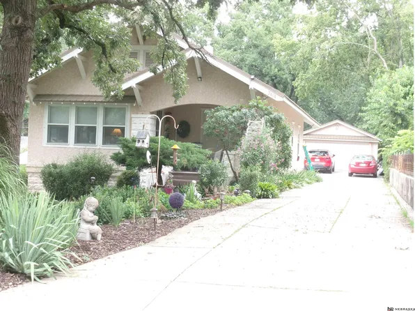 2404 Chandler Rd E, Bellevue, NE 68005