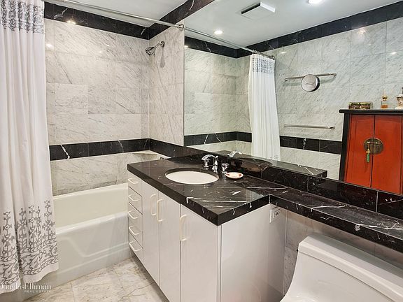 4th image of 150-156 W 56th St APT 3705