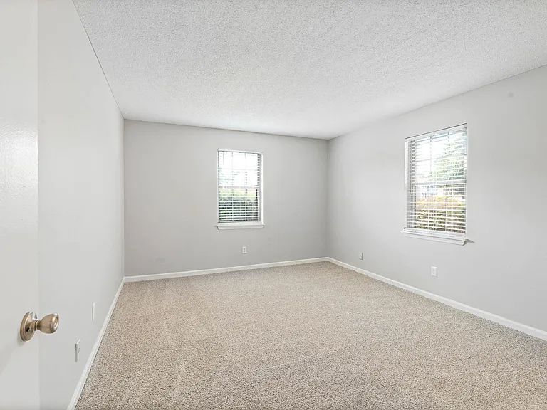 Rocky Creek Apartments — Photo 9