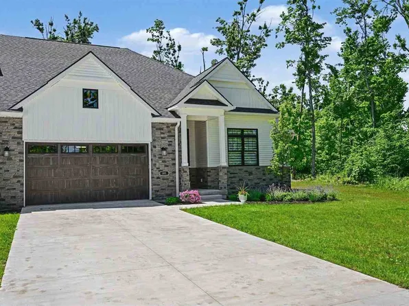 811 Fairways Dr, Harbor Springs, MI 49740