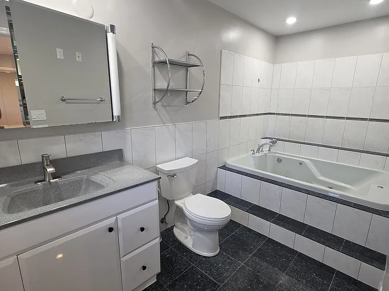 11505 N River Rd — Photo 10