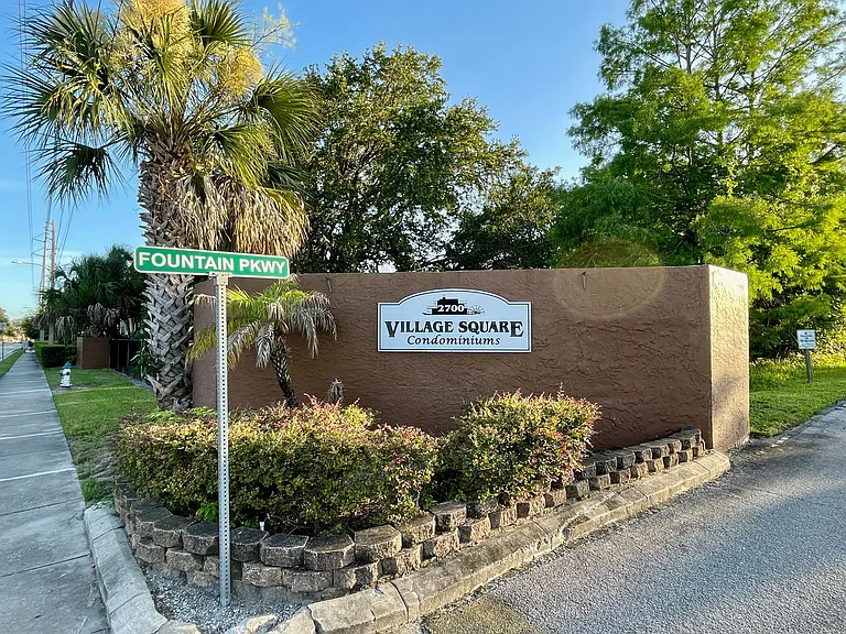 6083 S Village Cir — Photo 2