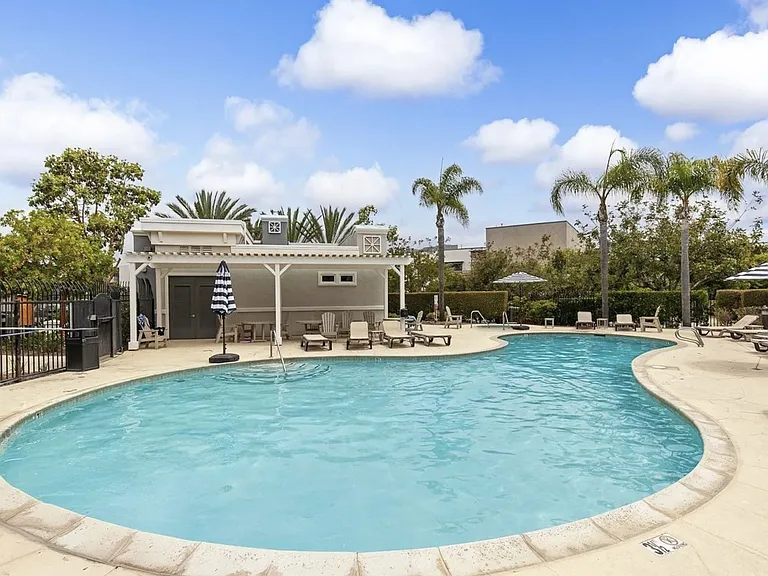 3542 Shoreline Bluff Ln — Photo 1