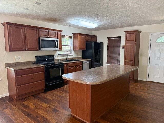 2nd image of 18682 Lynn Ln