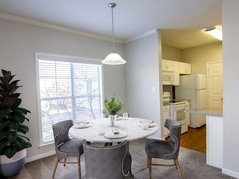 South Bluffs Apartments — Photo 6
