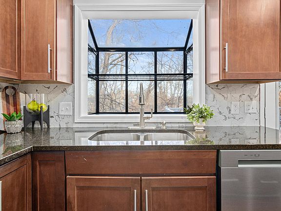 5th image of 6981 Edgebrook Pl