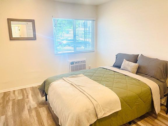 3rd image of 13160 Victory Blvd #400