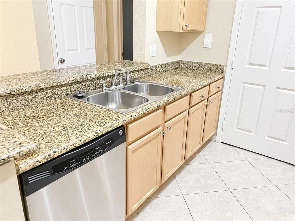 3 bed, 2.0 bath, 1046 sqft, $1,750 — Photo 4