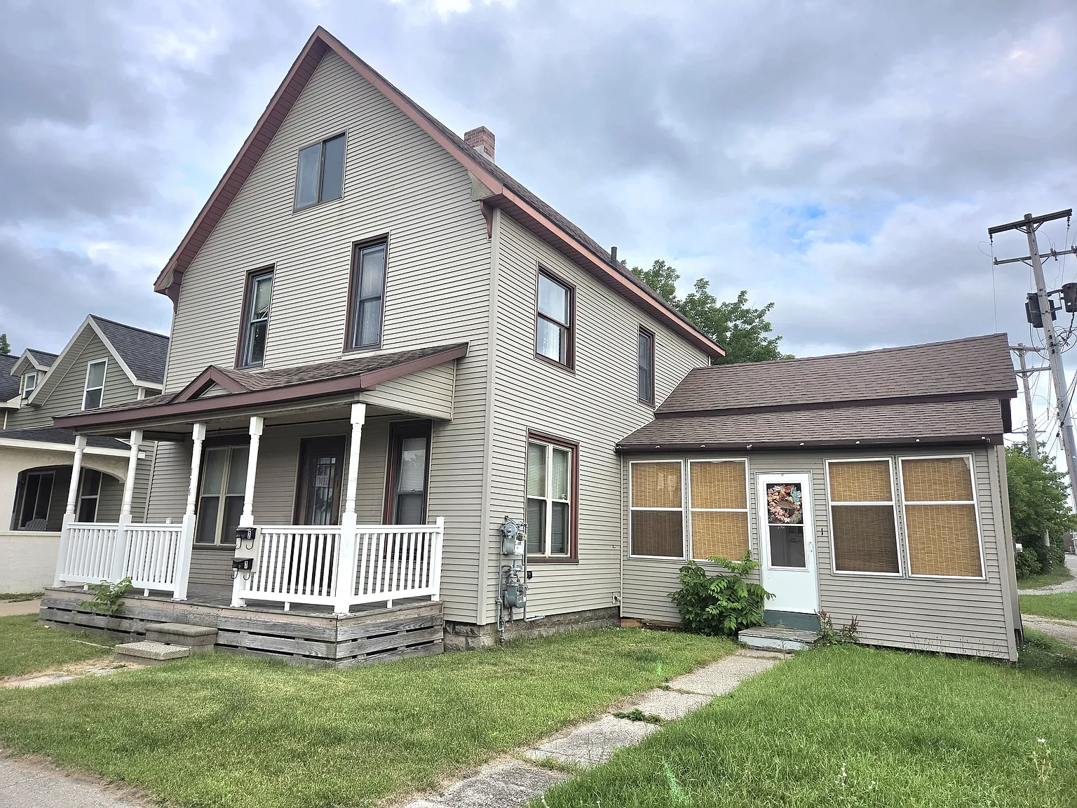 114 E River St — Photo 1