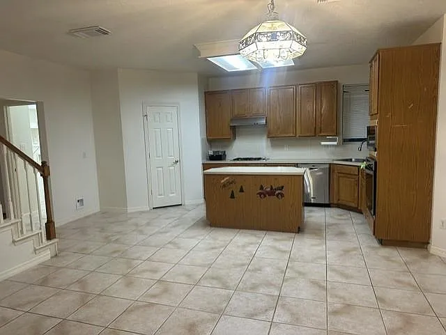4 bed, 2.5 bath, 2982 sqft, $2,400 — Photo 3