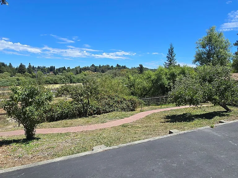 105 Watertrough Rd #A — Photo 9