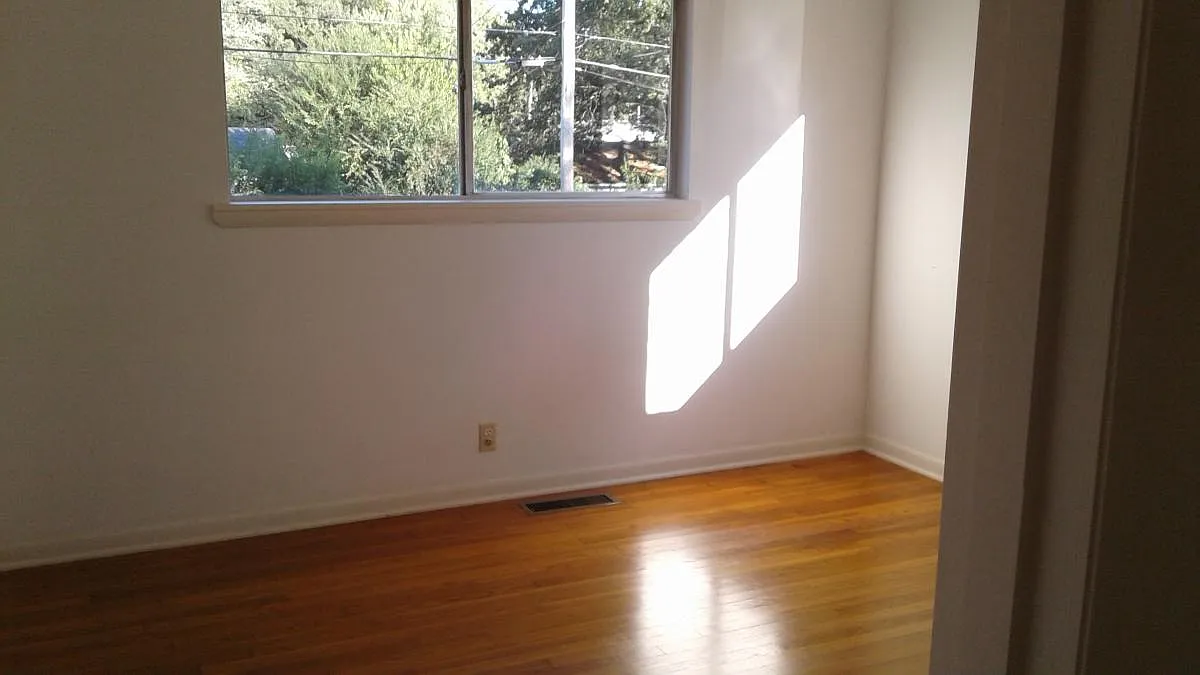 5 bed, 2044 sqft, $1,600 — Photo 3